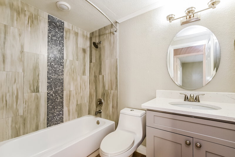 2,195/Mo, 4808 Reginald Rd Orlando, FL 32829 Main Bathroom View