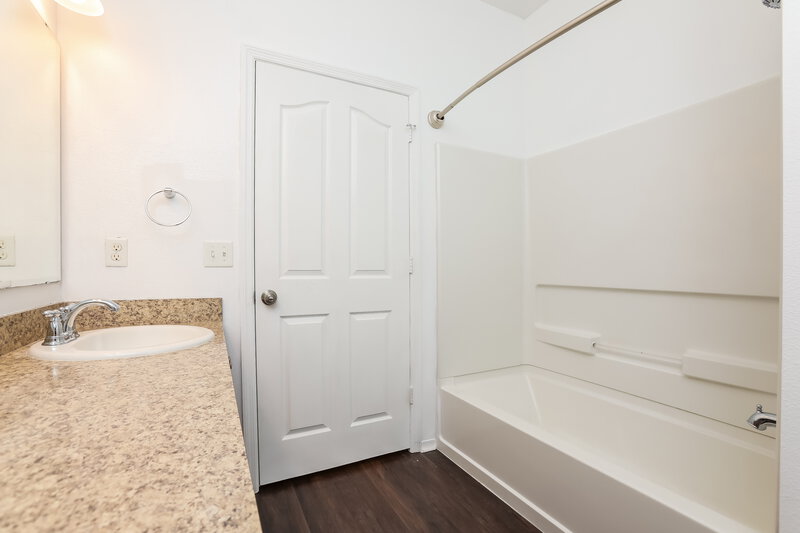 2,065/Mo, 5117 Ballark St Mount Dora, FL 32757 Bathroom View