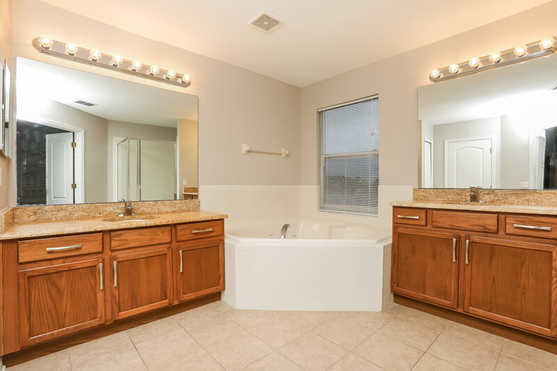 2,985/Mo, 559 Cortona Dr Orlando, FL 32828 Main Bathroom View