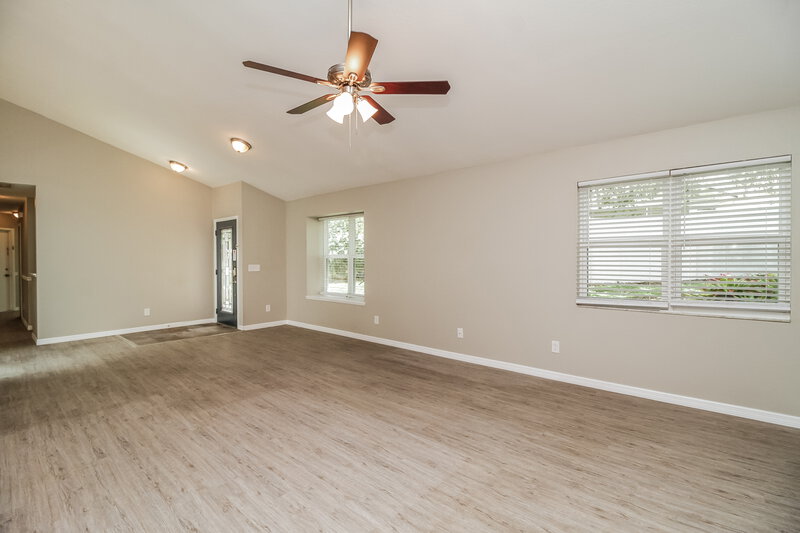 2,270/Mo, 520 Portland Cir Apopka, FL 32703 Living Room View 2