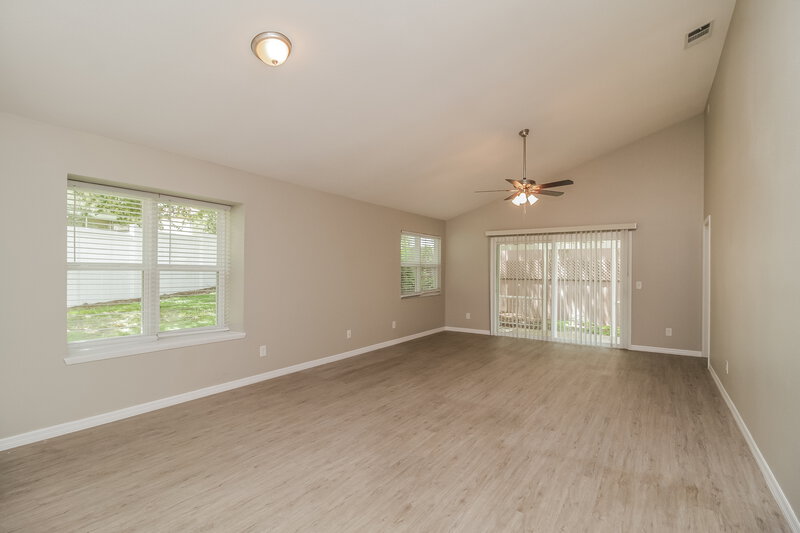 2,270/Mo, 520 Portland Cir Apopka, FL 32703 Living Room View 3