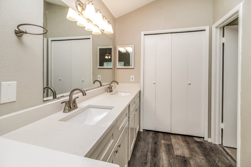 2,270/Mo, 520 Portland Cir Apopka, FL 32703 Main Bathroom View