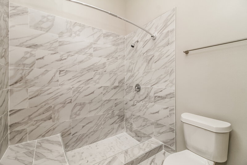 2,270/Mo, 520 Portland Cir Apopka, FL 32703 Main Bathroom View 2