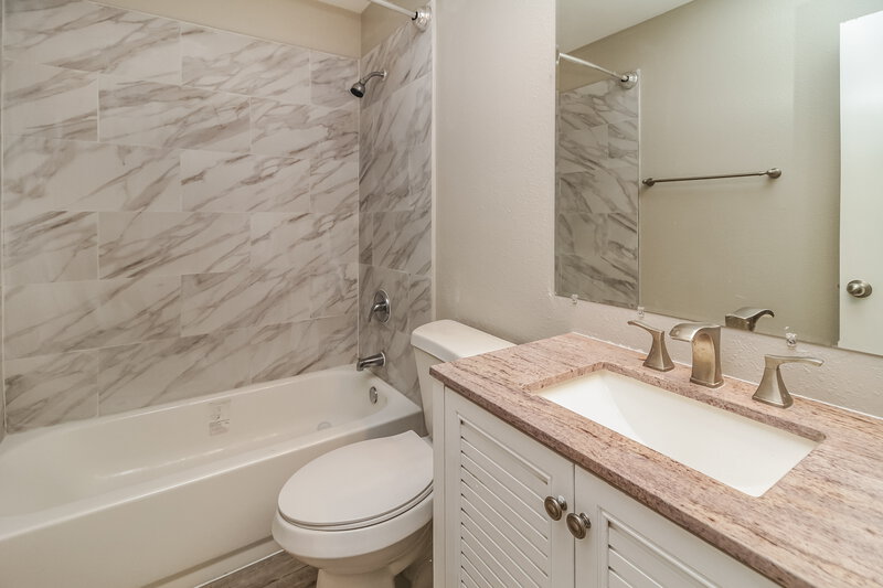 2,270/Mo, 520 Portland Cir Apopka, FL 32703 Bathroom View