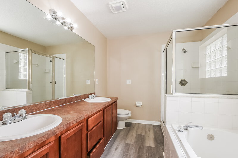 2,060/Mo, 203 Southern Breeze Dr Minneola, FL 34715 Main Bathroom View