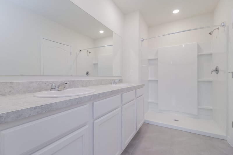 2,110/Mo, 3914 Angola Ln Sanford, FL 32771 Main Bathroom View