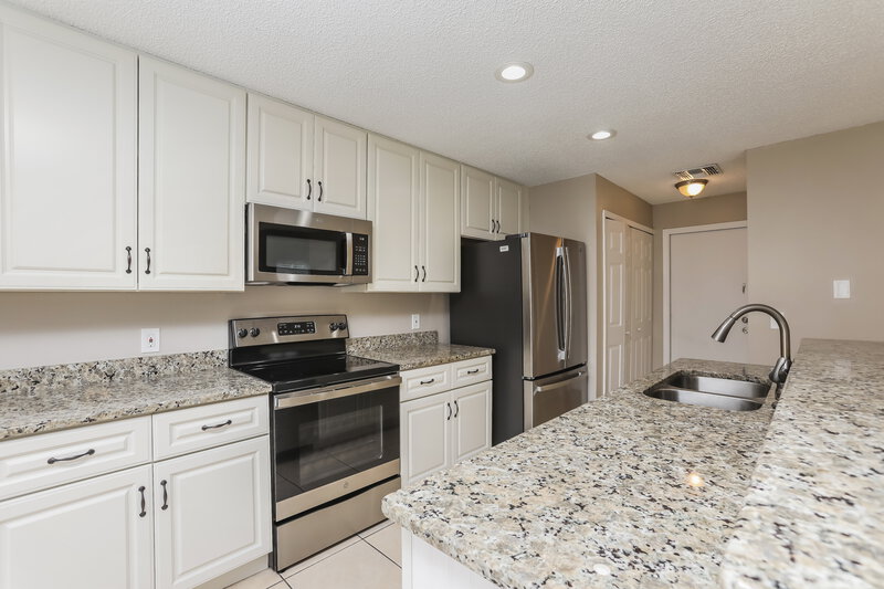 2,815/Mo, 2204 Heathwood Cir Orlando, FL 32828 Kitchen View