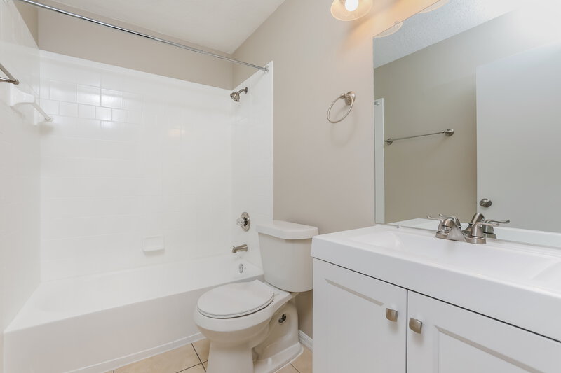 2,815/Mo, 2204 Heathwood Cir Orlando, FL 32828 Main Bathroom View