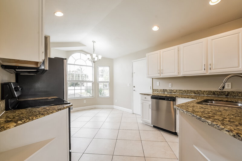 2,025/Mo, 1301 Ravida Woods Dr Apopka, FL 32703 Kitchen View