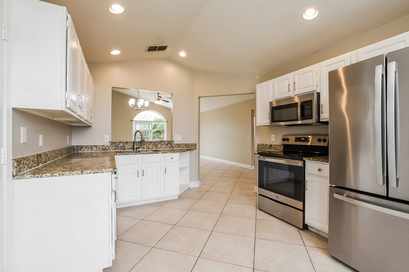 2,025/Mo, 1301 Ravida Woods Dr Apopka, FL 32703 Kitchen View 2
