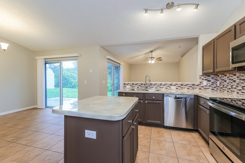 1,785/Mo, 333 Chelmsford Ct Kissimmee, FL 34758 Kitchen View 2