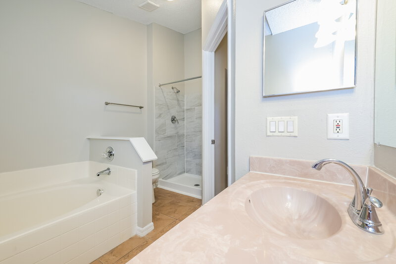 1,785/Mo, 333 Chelmsford Ct Kissimmee, FL 34758 Main Bathroom View