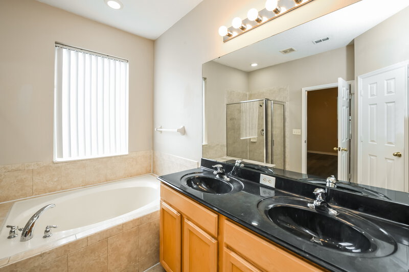 2,375/Mo, 7526 Bear Claw Run Orlando, FL 32825 Main Bathroom View