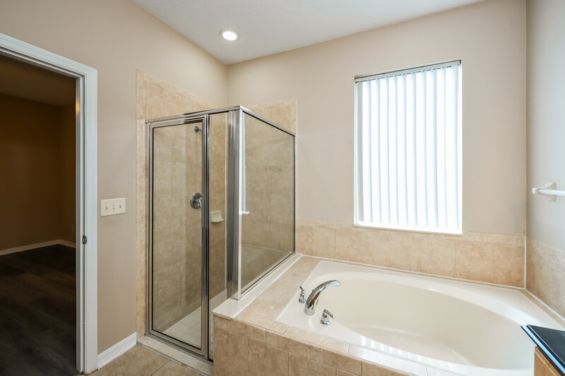 2,375/Mo, 7526 Bear Claw Run Orlando, FL 32825 Main Bathroom View 2