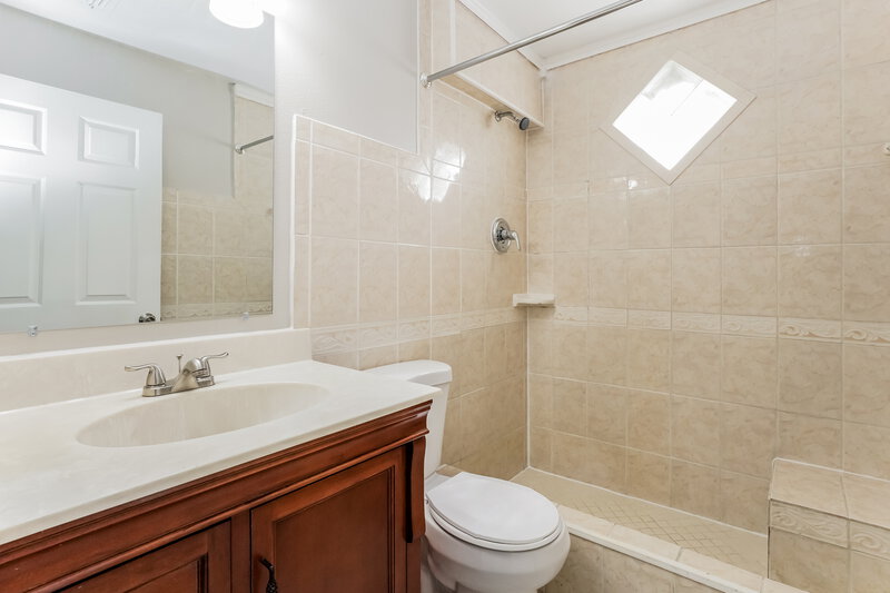 2,380/Mo, 1084 Little Creek Rd Orlando, FL 32825 Bathroom View