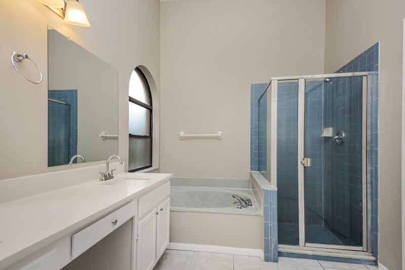 3,470/Mo, 12523 Earnest Ave Orlando, FL 32837 Main Bathroom View
