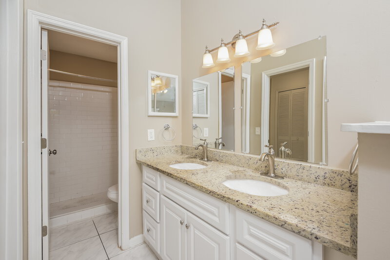 2,350/Mo, 1220 Regal Ridge Dr Orlando, FL 32825 Main Bathroom View