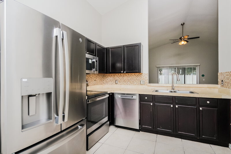 1,855/Mo, 105 Paprika Pl Kissimmee, FL 34758 Kitchen View 2