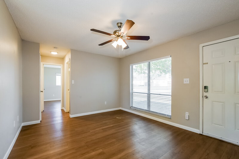 1,945/Mo, 9556 Brimton Dr Orlando, FL 32817 Living Room View 2