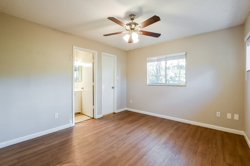 1,945/Mo, 9556 Brimton Dr Orlando, FL 32817 Main Bedroom View 4
