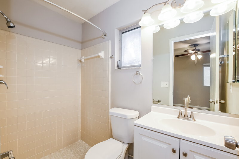 1,945/Mo, 9556 Brimton Dr Orlando, FL 32817 Main Bathroom View