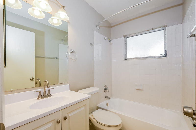 1,945/Mo, 9556 Brimton Dr Orlando, FL 32817 Bathroom View