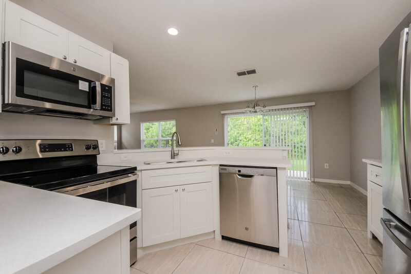 2,500/Mo, 251 Southbridge Cir Kissimmee, FL 34744 Kitchen View 2