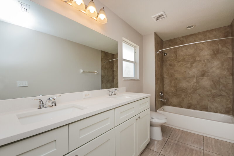 2,500/Mo, 251 Southbridge Cir Kissimmee, FL 34744 Main Bathroom View