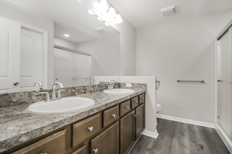 2,550/Mo, 2386 Bracknell Forest Trl Tavares, FL 32778 Main Bathroom View