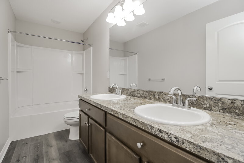 2,550/Mo, 2386 Bracknell Forest Trl Tavares, FL 32778 Bathroom View