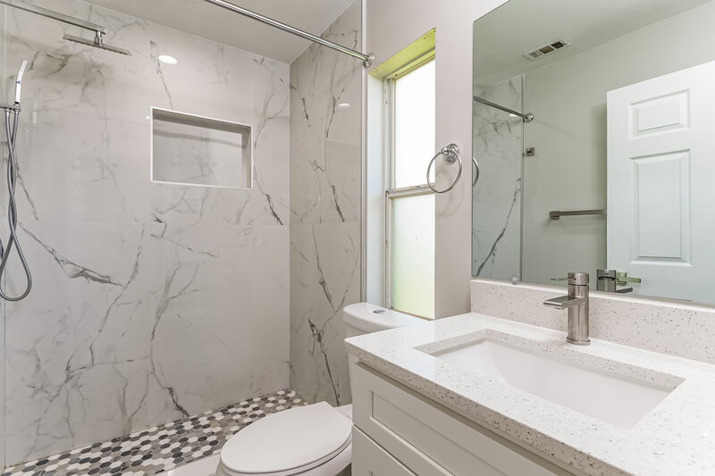 2,265/Mo, 11137 Huxley Ave Orlando, FL 32837 Main Bathroom View