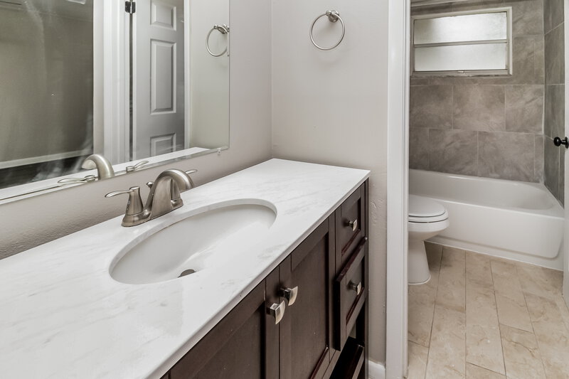 2,000/Mo, 2109 Lake Francis Dr Apopka, FL 32712 Main Bathroom View