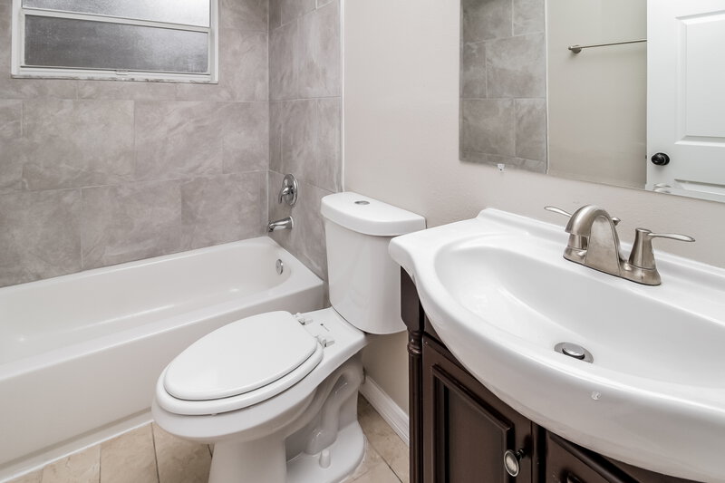 2,000/Mo, 2109 Lake Francis Dr Apopka, FL 32712 Bathroom View