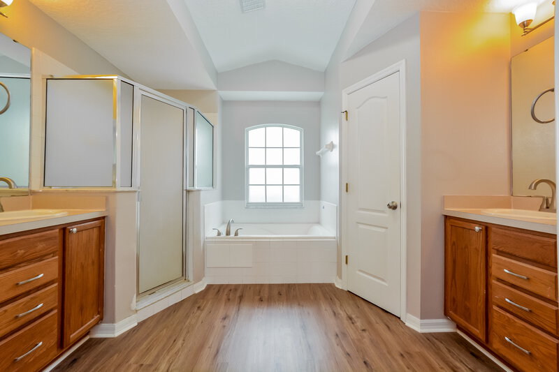2,810/Mo, 2609 Athens Dr Leesburg, FL 34748 Main Bathroom View