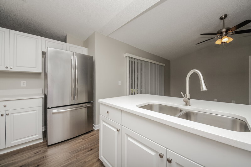 1,955/Mo, 588 Oak Branch Cir Kissimmee, FL 34758 Kitchen View 2
