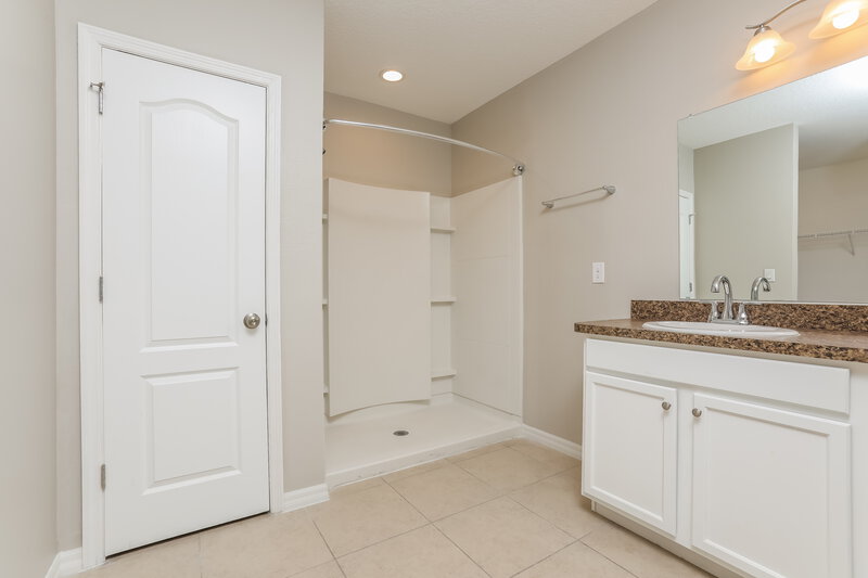 2,445/Mo, 3009 Sangria St Kissimmee, FL 34744 Main Bathroom View