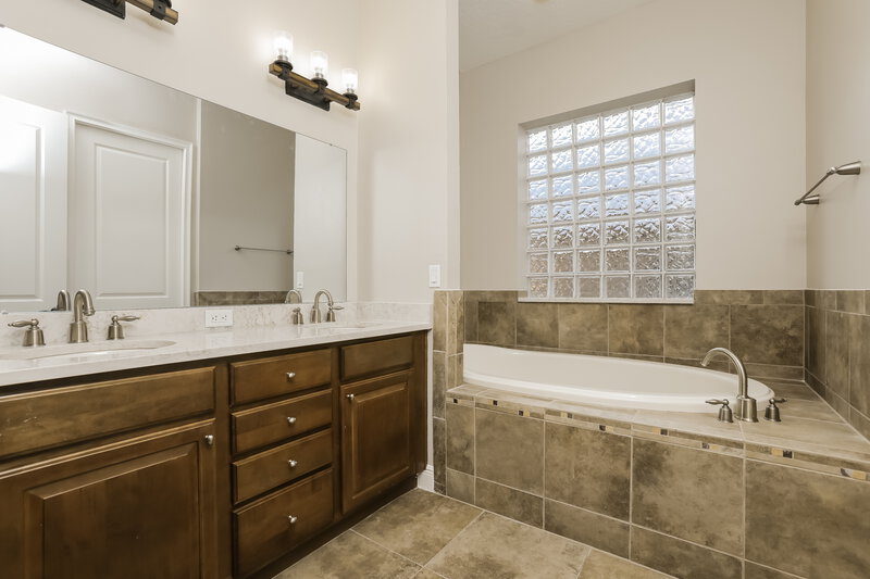 2,505/Mo, 2129 Appalachee Cir Tavares, FL 32778 Main Bathroom View