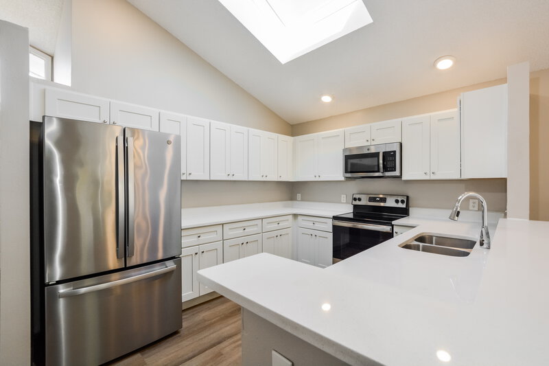 2,295/Mo, 12640 Whiterapids Dr Orlando, FL 32828 Kitchen View