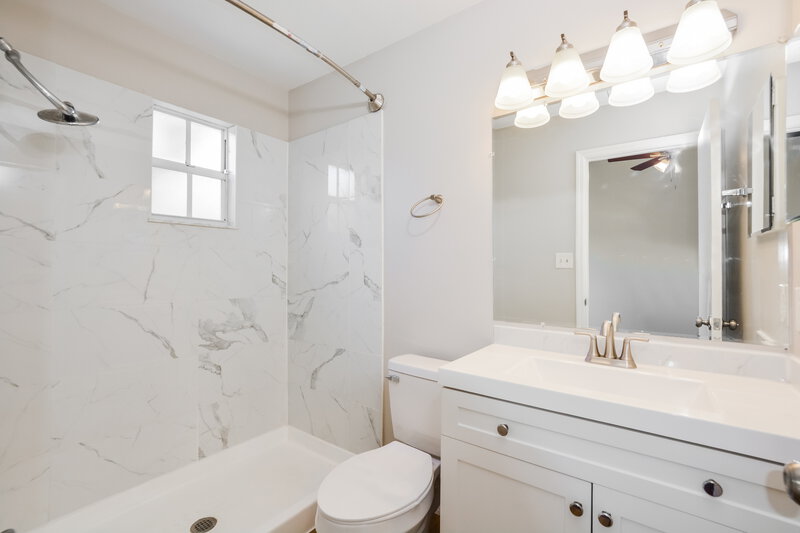 2,295/Mo, 12640 Whiterapids Dr Orlando, FL 32828 Main Bathroom View
