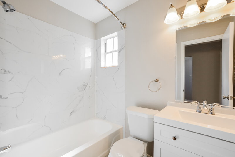 2,295/Mo, 12640 Whiterapids Dr Orlando, FL 32828 Bathroom View