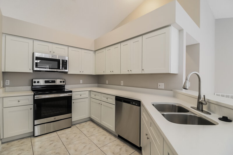 2,430/Mo, 945 Little Creek Rd Orlando, FL 32825 Kitchen View