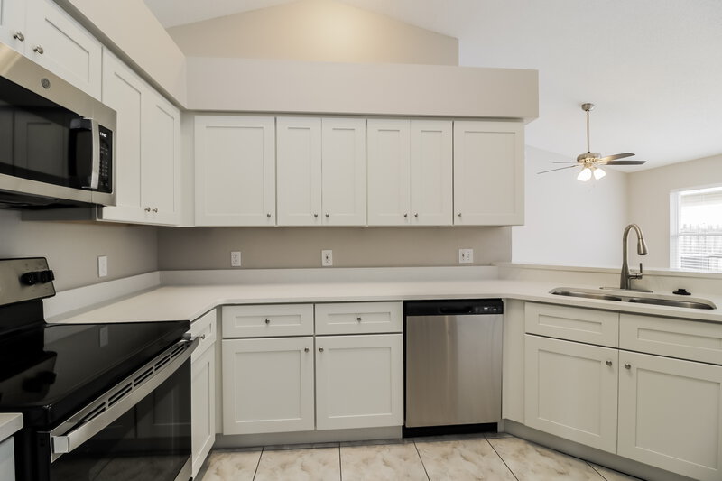 2,430/Mo, 945 Little Creek Rd Orlando, FL 32825 Kitchen View 2