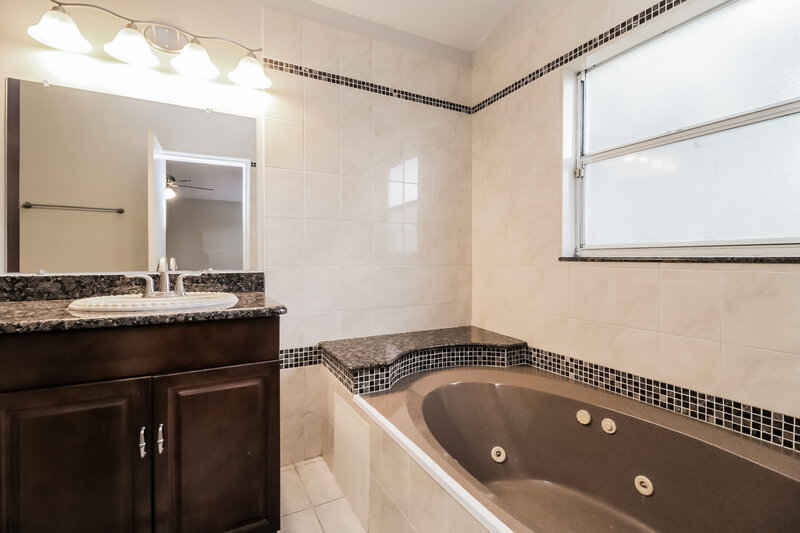 2,430/Mo, 945 Little Creek Rd Orlando, FL 32825 Main Bathroom View