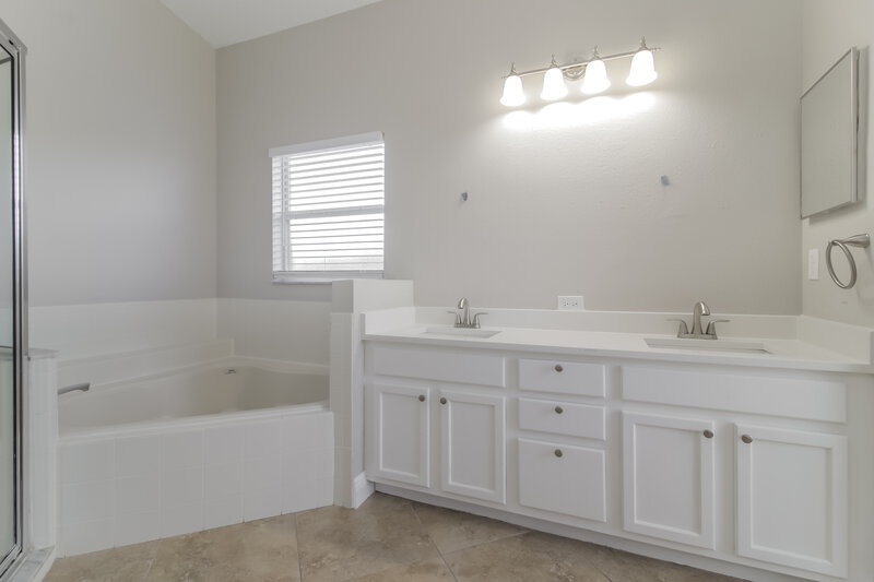 2,170/Mo, 5551 Pats Pt Winter Park, FL 32792 Main Bathroom View