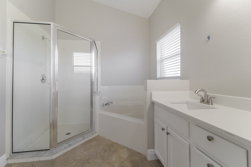 2,170/Mo, 5551 Pats Pt Winter Park, FL 32792 Main Bathroom View 2