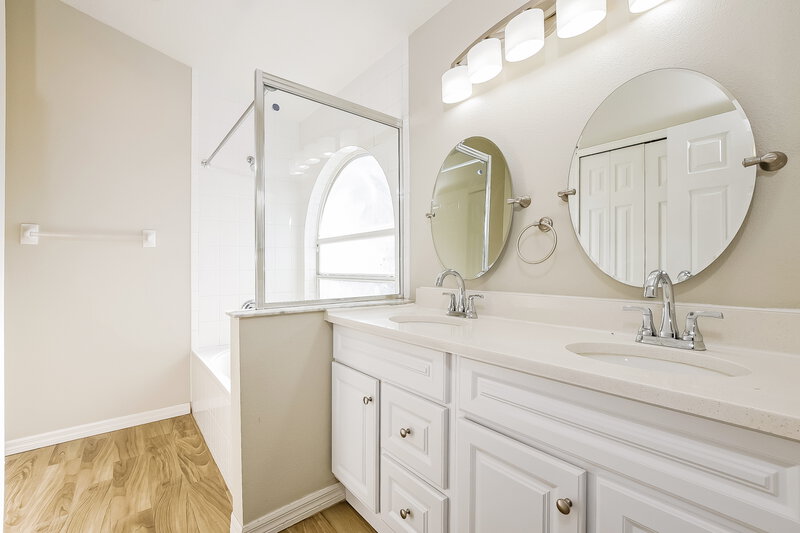 2,155/Mo, 9331 Echo Run Orlando, FL 32817 Main Bathroom View