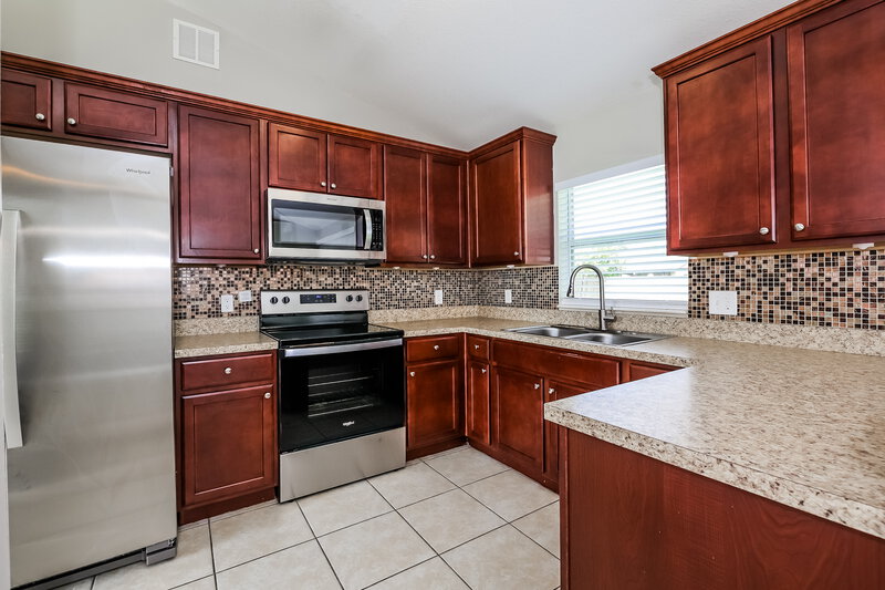 2,100/Mo, 338 Chiquita Ct Kissimmee, FL 34758 Kitchen View