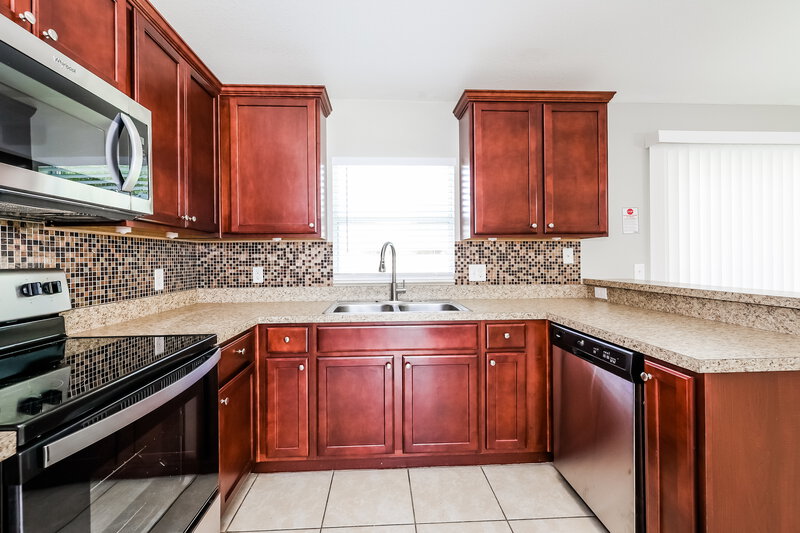 2,100/Mo, 338 Chiquita Ct Kissimmee, FL 34758 Kitchen View 2