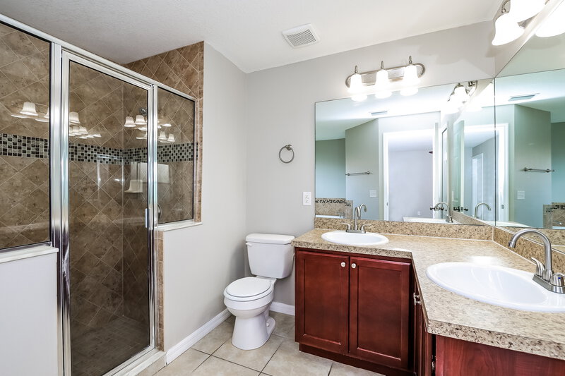 2,100/Mo, 338 Chiquita Ct Kissimmee, FL 34758 Main Bathroom View