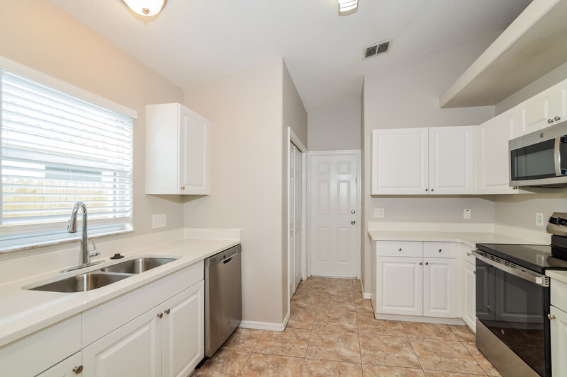 2,330/Mo, 3097 Birmingham Blvd Orlando, FL 32829 Kitchen View 2